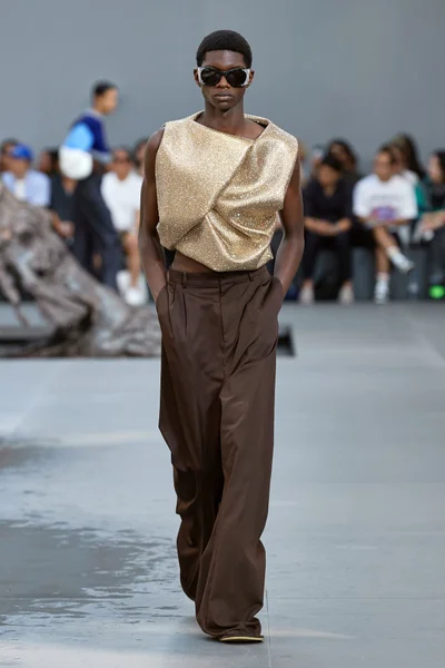 Look 10